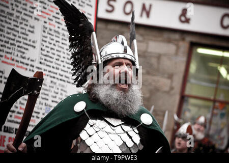 2015 Helly Aa Guizer Jarl de Neil Robertson (aka Olav Haraldsson). Up Helly Aa est un viking fire festival unique à l'Îles Shetland, au nord de Scotla Banque D'Images