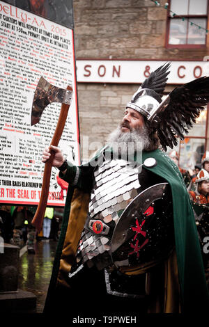 2015 Helly Aa Guizer Jarl de Neil Robertson (aka Olav Haraldsson). Up Helly Aa est un viking fire festival unique à l'Îles Shetland, au nord de Scotla Banque D'Images