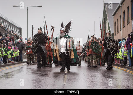 2015 Helly Aa Guizer Jarl de Neil Robertson (aka Olav Haraldsson). Up Helly Aa est un viking fire festival unique à l'Îles Shetland, au nord de Scotla Banque D'Images