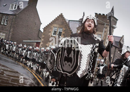 Le 2014 jusqu'Helly Aa Jarl Squad marchant dans les rues de Lerwick. Up Helly Aa est un viking fire festival unique à l'Îles Shetland, au nord de Sc Banque D'Images