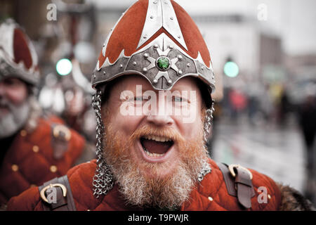 En 2015 Helly Aa Jarl Squad marchant dans les rues de Lerwick sur Up Helly Aa 24. Up Helly Aa est un viking fire festival unique à l'Isl Shetland Banque D'Images