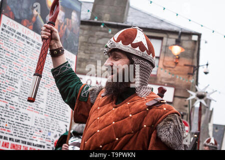 En 2015 Helly Aa Jarl Squad marchant dans les rues de Lerwick sur Up Helly Aa 24. Up Helly Aa est un viking fire festival unique à l'Isl Shetland Banque D'Images