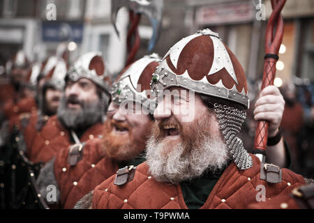 En 2015 Helly Aa Jarl Squad marchant dans les rues de Lerwick sur Up Helly Aa 24. Up Helly Aa est un viking fire festival unique à l'Isl Shetland Banque D'Images