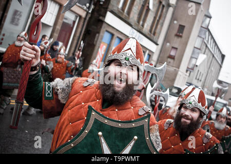 En 2015 Helly Aa Jarl Squad marchant dans les rues de Lerwick sur Up Helly Aa 24. Up Helly Aa est un viking fire festival unique à l'Isl Shetland Banque D'Images