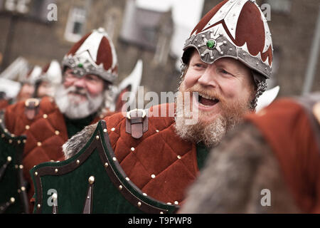 En 2015 Helly Aa Jarl Squad marchant dans les rues de Lerwick sur Up Helly Aa 24. Up Helly Aa est un viking fire festival unique à l'Isl Shetland Banque D'Images