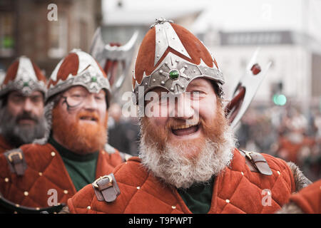 En 2015 Helly Aa Jarl Squad marchant dans les rues de Lerwick sur Up Helly Aa 24. Up Helly Aa est un viking fire festival unique à l'Isl Shetland Banque D'Images