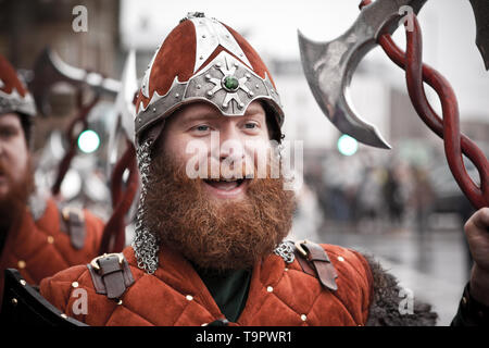 En 2015 Helly Aa Jarl Squad marchant dans les rues de Lerwick sur Up Helly Aa 24. Up Helly Aa est un viking fire festival unique à l'Isl Shetland Banque D'Images