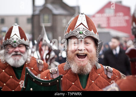 En 2015 Helly Aa Jarl Squad marchant dans les rues de Lerwick sur Up Helly Aa 24. Up Helly Aa est un viking fire festival unique à l'Isl Shetland Banque D'Images