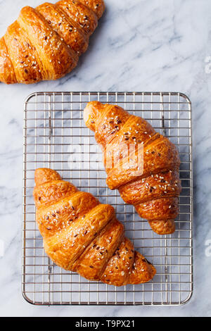 Les croissants sur une grille. La cuisine traditionnelle française. En arrière-plan. Vue d'en haut. Banque D'Images