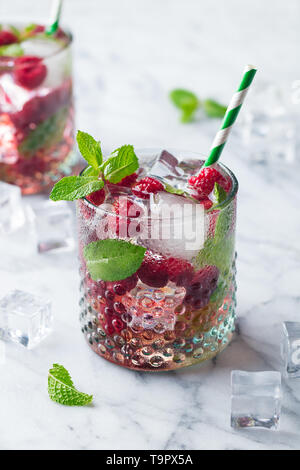 Cocktail framboise, fizz, limonade, thé glacé à la menthe fraîche sur en arrière-plan. Banque D'Images