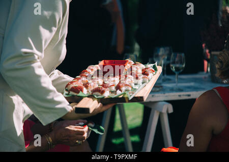 Waiter serving un plateau de sushi à un mariage Banque D'Images