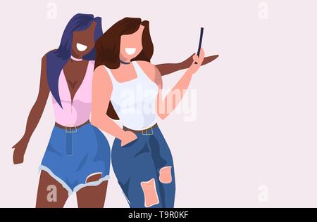 Mélanger la race femmes prenant des photos sur l'appareil photo du smartphone selfies jeunes filles se tenant ensemble les personnages cartoon portrait télévision vecteur horizontal Illustration de Vecteur