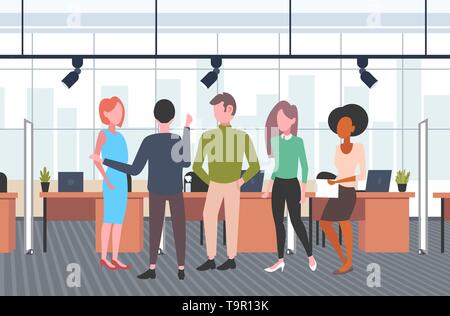 Réflexion en groupe d'affaires gens d'affaires de course mix discuter de nouveau projet au cours de réunion, collaborateurs occasionnels se tenant ensemble ouvert de co-working Illustration de Vecteur