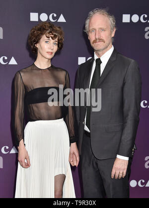 LOS ANGELES, CA - le 18 mai : Miranda July (L) et Mike Mills assister à la MOCA 2019 Prestations au Geffen Contemporary à MOCA le 18 mai 2019 à Los Angeles, Californie. Banque D'Images