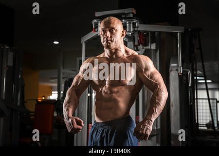 Muscular man posing in gym Banque D'Images