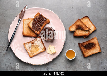 La composition avec de savoureux toasts, propagation de chocolat et de miel sur la table Banque D'Images