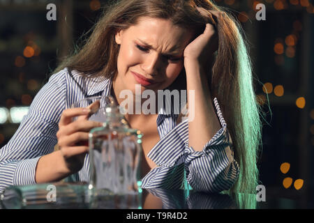 Jeune femme à boire de l'alcool au bar Banque D'Images