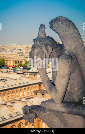 Gargouille sur la cathédrale Notre Dame, Paris Banque D'Images