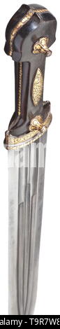 Un or-kinjal en marqueterie de style géorgien avec cintre, daté 1929 lame solide avec trois différents des deux côtés de fullers striée et point. Les supports de poignée avec incrustations d'or, deux goujons d'ornement avers et Poignées rivetées horn. Fourreau en bois recouvert de cuir galuchat avec salle de bains privative avec des incrustations en or, les supports de fer sur l'inverse de la chape a (frotté) inscription géorgienne avec 'date 1929'. Longueur 62,5 cm. Avec les associés de chamois de crochet avec des incrustations en or boucles de fer et fermoirs. Longueur ca. 130 cm. Splendide ensemble ornementé en bon état., historique, Additional-Rights Clearance-Info-historique-Not-Available Banque D'Images