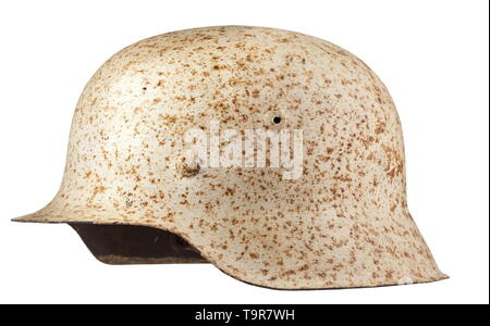 Un casque d'acier de 42 m en hiver camoufler le crâne d'acier en peinture blanche et des mouchetures brunes, de l'intérieur avec bouilloire poinçon 'hkp64' (Saxon émail et usine d'emboutissage), doublure intérieure avec des vestiges de la mentonnière, historique historique., de l'armée, des armées, des forces armées, militaire, militaria, objet, objets, alambics, clipping, coupures, cut out, cut-out, cut-outs, 20e siècle, Editorial-Use-seulement Banque D'Images