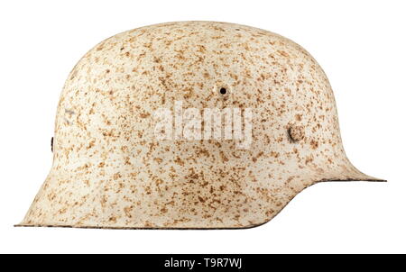 Un casque d'acier de 42 m en hiver camoufler le crâne d'acier en peinture blanche et des mouchetures brunes, de l'intérieur avec bouilloire poinçon 'hkp64' (Saxon émail et usine d'emboutissage), doublure intérieure avec des vestiges de la mentonnière, historique historique., de l'armée, des armées, des forces armées, militaire, militaria, objet, objets, alambics, clipping, coupures, cut out, cut-out, cut-outs, 20e siècle, Editorial-Use-seulement Banque D'Images