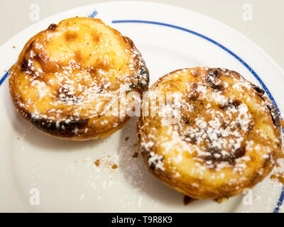 Plat avec le fameux Pasteis de nata, dessert typique de Lisbonne, Portugal Banque D'Images