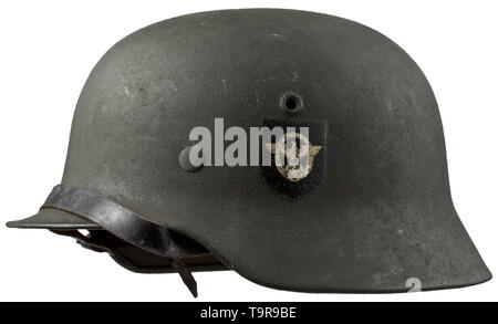 Un casque d'acier M 40 pour les membres des divisions de la police de l'exemple personnel de Karl Hauptwachtmeister Fürnstein-Champ en acier gris crâne peint en camouflage rugueux, les deux emblèmes parfaitement intact, l'intérieur avec 'ET Maker's Mark64' (Thale Iron Works), bureau d'achat d'une marque d'acceptation de la Couronne, d'un revêtement interne complet avec jugulaire historique., historique, 20e siècle, Additional-Rights Clearance-Info-Not-Available- Banque D'Images
