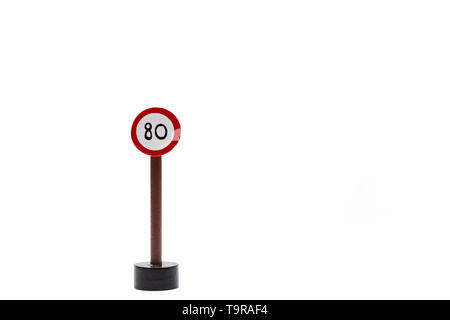 Fond blanc avec feux de circulation. pratique code. Apprenez à conduire. Adopter les règles de circulation permis de conduire Permis de conduire..vitesse limite Banque D'Images