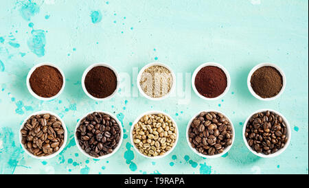 Nature morte avec du café torréfié et de haricots et de matières premières soigneusement motifs affichés dans des bols séparés en deux lignes sur un fond vert bleu tacheté de haut en bas wi Banque D'Images