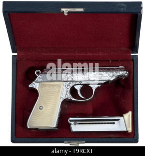 Un Interarms Walther PP, en calibre .22 l.r., modèle de luxe, gravé, chromé, dans son cas n° 48874LR. Les numéros correspondants. Alésage lumineux. Dix coups. La preuve-marqué 1983. Inscription Standard. Sur le côté droit de la diapositive signé 'INTERARMS / ALEXANDRIA VIRGINIA'. Toutes les pièces avec des gravures, feuille de chêne sur surface perforées et polies entièrement chromé. Ivorylite grip panneaux. Magazine nickelé avec base gravée, aussi le magazine de rechange avec l'extension. Vient en cas de luxe bleu foncé, couvercle sur la bannière d'argent Walther, bordé de rouge-vin, Additional-Rights Clearance-Info-Not-Available- Banque D'Images