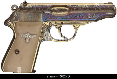 Un Walther PP, ZM, arme d'honneur de l'Oberst (colonel) Walter Oesau, modèle de luxe, gravé en usine, dorée, dans son cas, 7,65 mm, no. 162768P. Alésage lumineux. Fabriqués 05/1940. La preuve de la couronne marque/N. Nom de l'entreprise Zella-Mehlis. Borne de signal. Gravures d'usine feuille de chêne sur grands surface perforée sur toutes les parties. Teinté de la dorure des deux côtés en raison de l'entreposage en cas, matt légèrement sur l'adhérence. Poignée en ivoire, lisse panneaux assombri en raison de l'âge. Sur la gauche un monogramme 'N' au sein de couronne de laurier sur la surface perforée, en dessous de ce badge vacants. Sur la droite, Additional-Rights silve texturé-Clearance-Info-Not-Available Banque D'Images