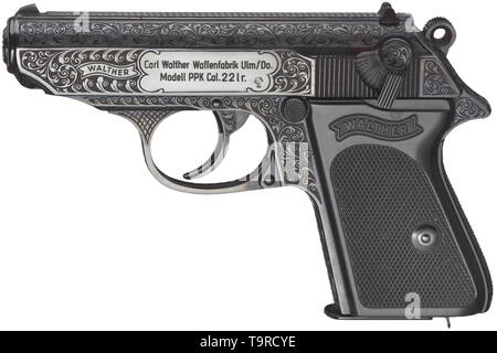 Un Walther PPK, en calibre .22 l.r., numéro spécial - pièce unique, gravé, dans son cas n° 1. Alésage lumineux. La preuve-marqué 1967. Ulm société avec le nom du modèle. Toutes les pièces avec de nombreuses gravures ornementales sur grands surface perforée. Finition poli. Poignée en plastique noir. Magazine avec base gravée. Vient au début de l'affaire de luxe bleu foncé, couvercle doublé de soie rouge et argent Walther bannière, fond de velours rouge-vin. Magazine de rechange avec l'extension. Un tout nouveau collector's rareté. Erwerbsscheinpflichtig historique., historiques, 20e, Additional-Rights Clearance-Info-cen-Not-Available Banque D'Images