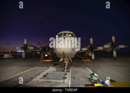 190515-N-CL CAMP765-1009 LEMMONIER, Djibouti (15 mai 2019) marins attachés à l'Escadron de patrouille (VP) 40 remorquer un P-3C Orion. VP-40 est déployé au 5e et 7e flotte secteurs d'opérations à l'appui des opérations navales pour assurer la stabilité et la sécurité maritime. VP-40 est le dernier escadron de service actif pour voler le P-3C Orion et après ce déploiement permettra la transition à la classe P-8 Poseidon. (U.S. Photo par marine Spécialiste de la communication de masse/Vandahlen Jakoeb 2e classe) Parution Banque D'Images