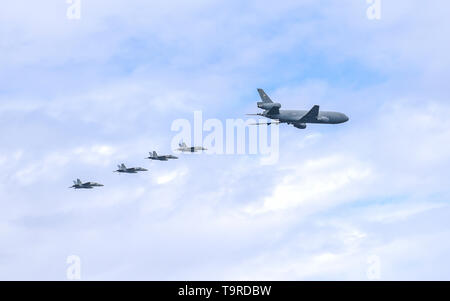 190516-N-MJ135-1001 GOLFE D'ALASKA (16 mai 2019) UN KC-10 Extender vole en formation avec FA-18 Super Hornet, attribué à Carrier Air Wing (CVW) 11, tout en participant à l'exercice NORTHERN EDGE 2019. Limite nord fait partie d'une série d'exercices de commandement de l'Indo-Pacifique américain en 2019 qui prépare les forces conjointes pour répondre aux crises dans la région Indo-Pacifique. (U.S. Photo par marine Spécialiste de la communication de masse 3 Classe Spencer Roberts/libérés) Banque D'Images