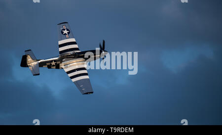 Un P-51 Mustang effectue un survol pendant le crépuscule montrer lors de la défenseurs de la liberté et de l'espace Air Show à base aérienne de Barksdale, en Louisiane, le 17 mai 2019. La Mission de l'équipe de vol d'argent rapide est d'honorer et de rendre hommage aux milliers d'anciens combattants qui ont sacrifié leur vie pour la liberté et la sécurité des autres. (U.S. Air Force photo par un membre de la 1re classe Lillian Miller) Banque D'Images