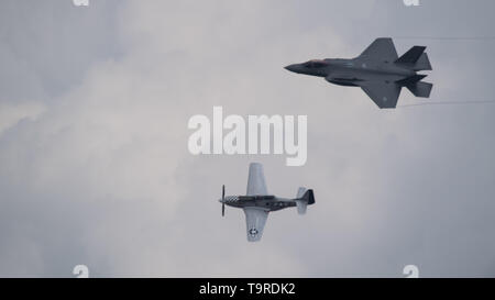 Un P-51 Mustang et un F-35A Lightning II voler en formation pendant les défenseurs de la liberté et de l'espace Air Show à base aérienne de Barksdale, en Louisiane, le 19 mai 2019. L'aéronautique a été tenue pour la première fois en 1933 et est un week-end complet d'avions civils et militaires et de spectacles et d'expositions. (U.S. Air Force photo par un membre de la 1re classe Lillian Miller) Banque D'Images