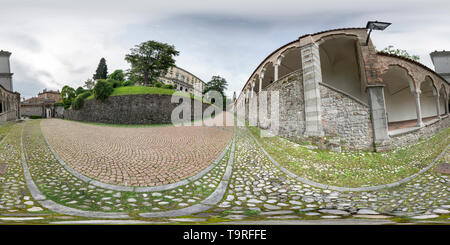 Vue panoramique à 360° de Udine, Frioul-Vénétie Julienne, Italie. La route qui monte sur la colline du château dans le centre d'Udine