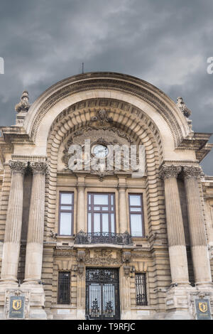 Bucarest, Roumanie - Mars 16, 2019 : détail de l'entrée de la construction de la "Casa de Depuneri Consemnatiuni, Economii si' aussi connu sous le nom de CEC Pa Banque D'Images