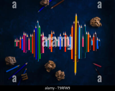 Soundwave forme faite avec des crayons. Vocale télévision écrivain conceptuel de mise à l'exemplaire de l'espace. Banque D'Images