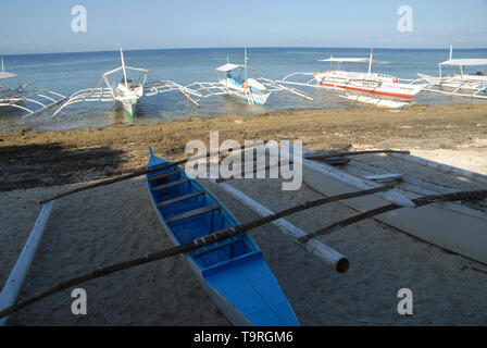 Bankas, Philippine traditionnelle outrigger bateaux amarrés au large de l'île de Balicasag, Bohol, aux Philippines. Banque D'Images