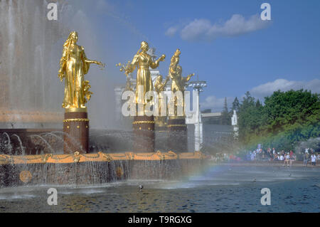 L'amitié des peuples de la fontaine sur le territoire de la Société panrusse des expositions. Banque D'Images