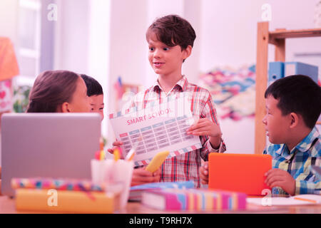 Élève d'une école intelligente tenant son calendrier. Banque D'Images