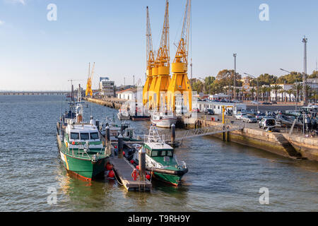 Huelva, Espagne - 4 mai 2019 : les douanes bateau "Aduanas' et la Police bateau "Guardia Civil" amarré dans le port de Huelva à soir Banque D'Images