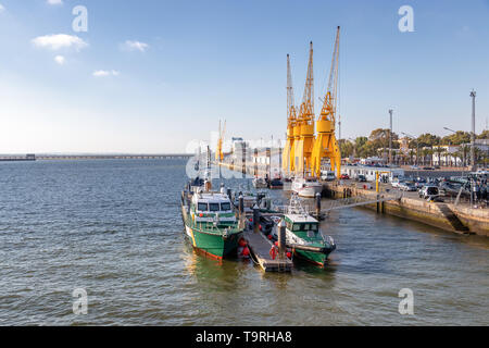 Huelva, Espagne - 4 mai 2019 : les douanes bateau "Aduanas' et la Police bateau "Guardia Civil" amarré dans le port de Huelva à soir Banque D'Images