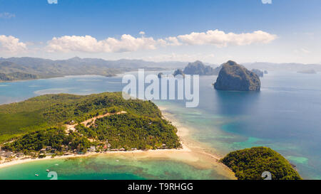 Las Cabanas Beach. Îles et plages de El Nido.Les îles tropicales avec des plages de sable blanc, vue aérienne.Seascape par temps ensoleillé. Banque D'Images