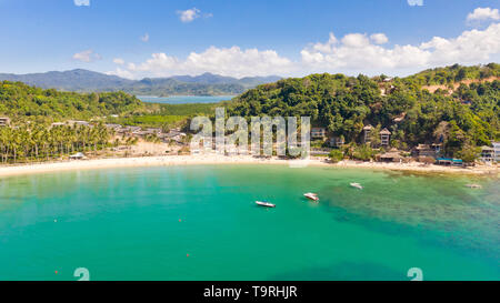 Las Cabanas Beach. Îles et plages de El Nido.Les îles tropicales avec des plages de sable blanc, vue aérienne.Les touristes vous détendre sur la plage de sable blanc. Banque D'Images