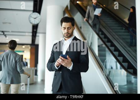 Handsome businessman internet navigation Banque D'Images