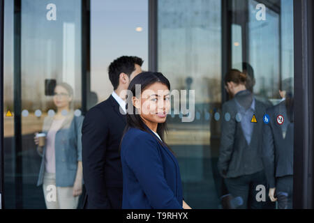 Femme noire contenu venant dans office building Banque D'Images