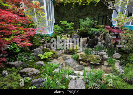 Le commutateur vert jardin (conçu par Kazuyuki Ishihara), l'un des six beaux et élégants jardins Artisan sur l'affichage à l'2019 RHS Chelsea Flower Show qui a ouvert ses portes aujourd'hui dans les 11 acres de terrain de l'Hôpital Royal de Chelsea, Londres, Royaume-Uni - 20 mai 2019 Urban city life est incroyablement stressant. Ce jardin fait la distinction entre ON et OFF dans la vie. OFF est le recueil de ce que l'on aime ; il est essentiel d'avoir le temps pour la nature. Ceci active un 'interrupteur vert' vous permet de passer gratuitement votre vie dans un espace vert naturel. Conçu comme un jardin de ville, l'open-style (Azumaya garde Banque D'Images