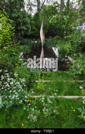 L'Savills et David Harber Garden (conçu par Andrew Duff), l'un des onze beaux et élégants jardins afficher sur l'affichage à l'2019 RHS Chelsea Flower Show qui a ouvert ses portes aujourd'hui dans les 11 acres de terrain de l'Hôpital Royal de Chelsea, Londres, Royaume-Uni - 20 mai 2019 une célébration de l'avantage pour l'environnement et la beauté des arbres, des plantes et de l'herbe dans les espaces urbains. Le jardin cherche à créer une belle compensation forestiers durables, dans un jardin de ville, ce qui démontre que même les citadins peuvent faire leur part pour aider l'environnement. Il y a 26 jardins thématiques sur l'affichage à la foire de cette année Banque D'Images